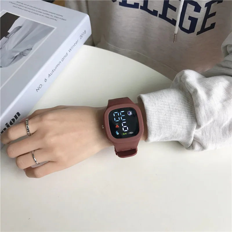 Orologio elettronico per lo sport all'aria Nuovo orologio digitale a led Cinturino in silicone Orologi da polso per studenti non intelligenti per donne e uomini all'ingrosso