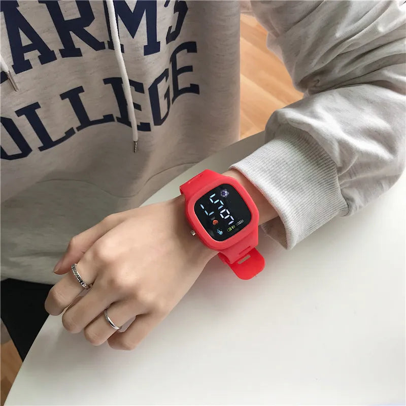 Orologio elettronico per sport all'aria aperta Nuovo orologio digitale a led Cinturino in silicone Orologi da polso per studenti non intelligenti per donne e uomini all'ingrosso